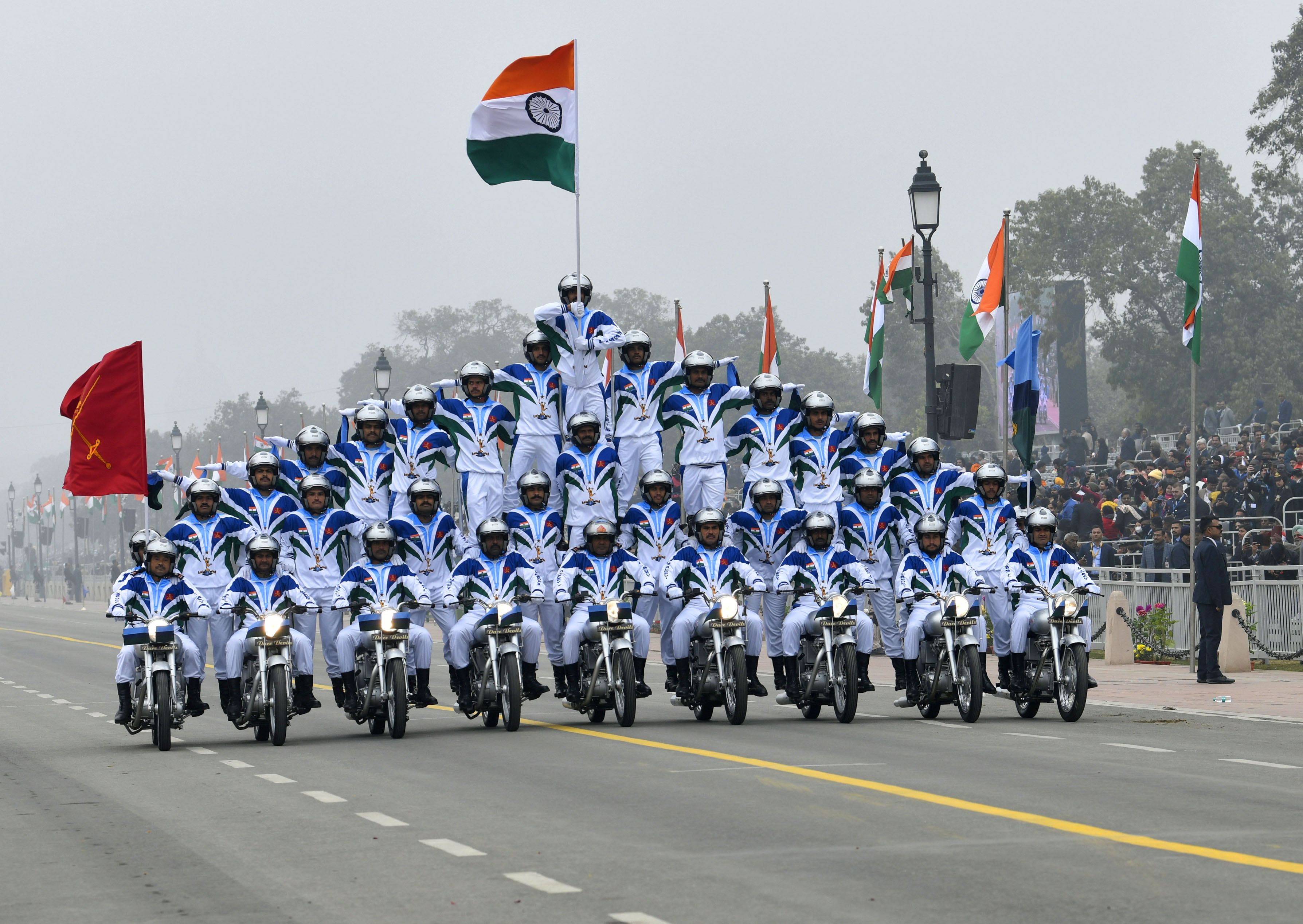 देश भर में फहराया गया तिरंगा Tricolor hoisted across the country