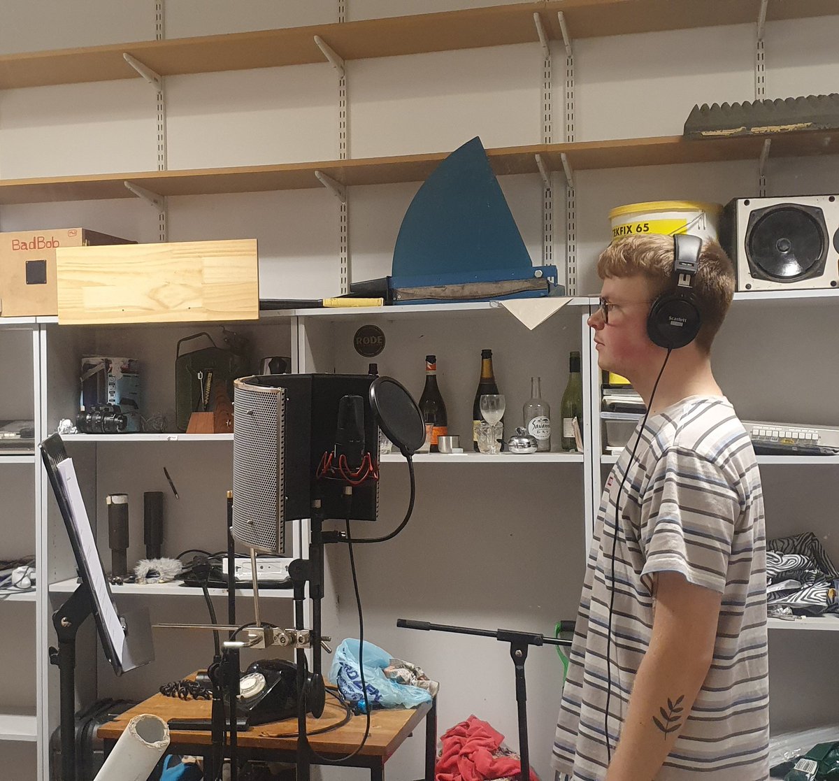 AlexFishSound's tweet image. Improvising some dialogue in the foley room #sounddesign #Lincoln #foley #UOL