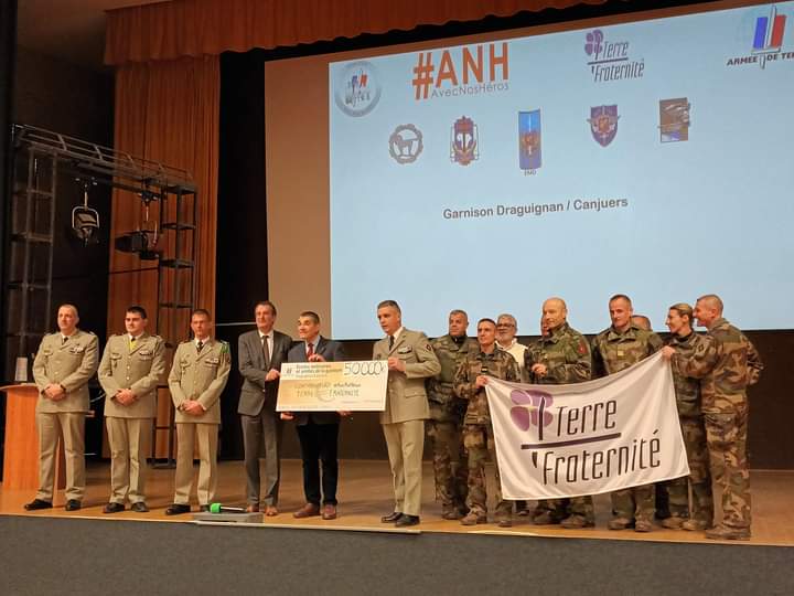 EMD_EI_EA's tweet image. Le 25 janvier, un chèque d'un montant de 5️⃣0️⃣ 0️⃣0️⃣0️⃣ € à été remis à @TerreFraternite de la part de la garnison Draguignan/Canjuers #EMD #4eRMAT @CDC_1eRCA #3eRAMa, grâce aux fonds récoltés lors de l'événement #AvecNosHéros. 
#SoldatDeLaNation 
@armeedeterre
@COM_E2CIA