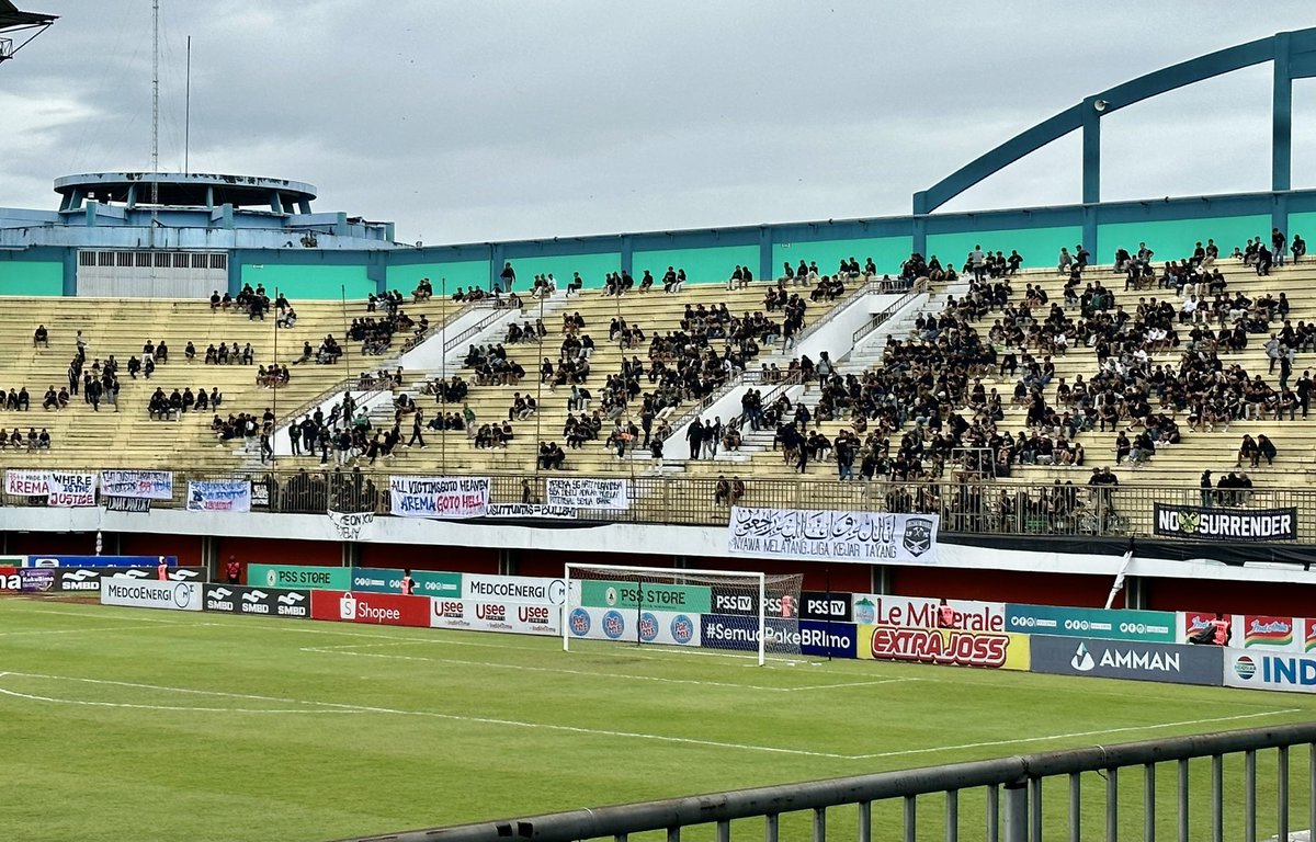 FaktaSepakbola's tweet photo. Sambutan dari Suporter PSS Sleman untuk Klub nir-empati, Arema. ‼️‼️

“Nyawa Melayang, Liga Kejar Tayang.”
“All Victims go to Heaven, Arema go to Hell.”
“A Team without empathy destroys the future of Football.”
“Beban Liga Si Anak Papa.”

#UsutTuntasTragediKanjuruhan https://t.co/lIZd03VBt3