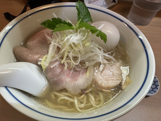 中野『仙道』特製塩ラーメン
牛と貝を合わせた新しくも沁みるスープがウリの注目店です
二枚目は塩和え玉 全粒粉麺で麺の質からして違うのに魚粉ふんだんにかけてワサビまでついて来る
そしてこの看板と店内に流れるスラダン劇場版のBGMですよ 