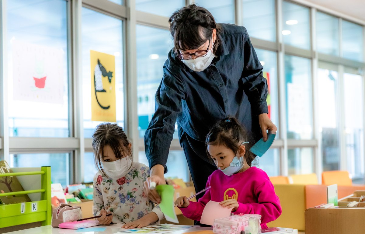 lfitokyo's tweet photo. #Encadrés et #dirigés par notre #professeuredocumentaliste, leur professeur(e) et Madame #BLANCHINFUJITA, nos élèves ont pu #confectionner leur propre petit #livreillustré. 

Ils ont ainsi pu travailler le #dessin, le #coloriage, le #texte et la #miseenpage.

2/3 https://t.co/g1ElzV5iuk
