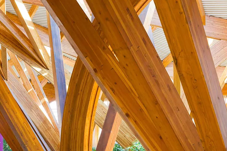 Credit Valley Hospital, Ontario (🇨🇦) de Farrow Partners Architects.
Los arcos del vestíbulo simulan un bosque y están realizados en madera laminada con pegamento (glulam) o GLT
#JuevesDeArquitectura #ConstruirConMadera #PlanetaMadera