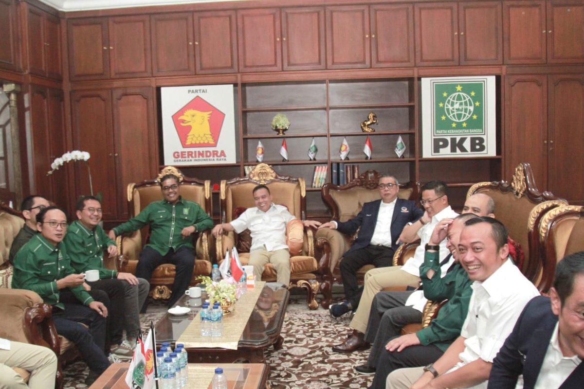 Tamu pertama nih... Tamu selanjutnya kira-kira siapa ya?