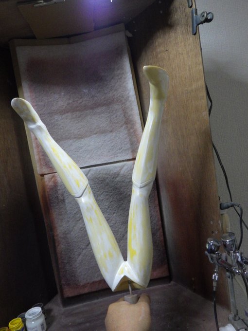 やっっっっっと塗装作業に突入しました。マルチプライマーを吹き付け、ホワイトサフを塗り重ねていきます。
こういった大物のためにこの大きなスプレーブースを作った甲斐がありました。 