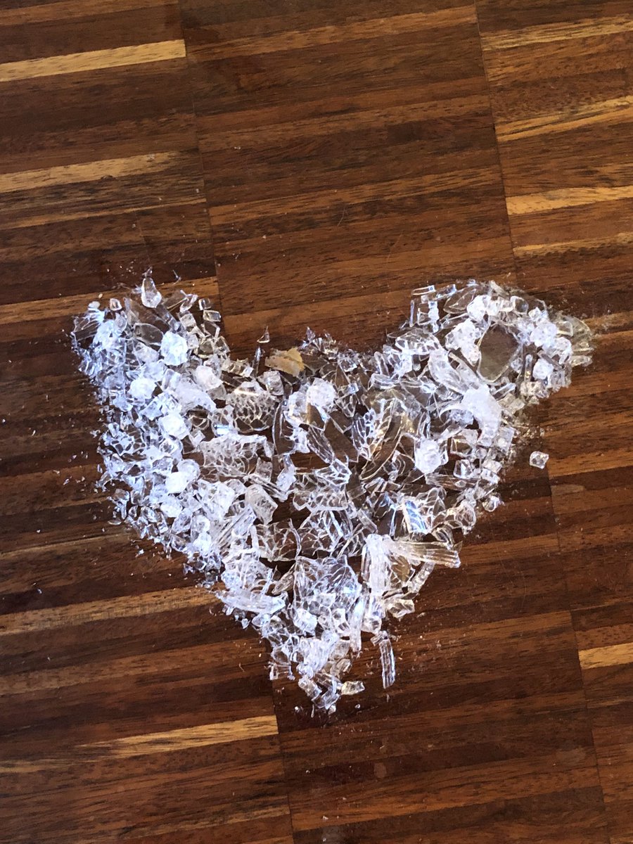 Ein Geburtstagskind lässt mich nochmals durch diese Glitzergosse flitzen. Liebe <a href="/Mary_zaubert/">Mary</a>, aus einem Anstoßen (mit Hustensaft) auf dich wurde ein herziger Haufen Glück für dich. Möge er dir so viele zauberhaften Momente schenken, wie er Scherben zählt. <3