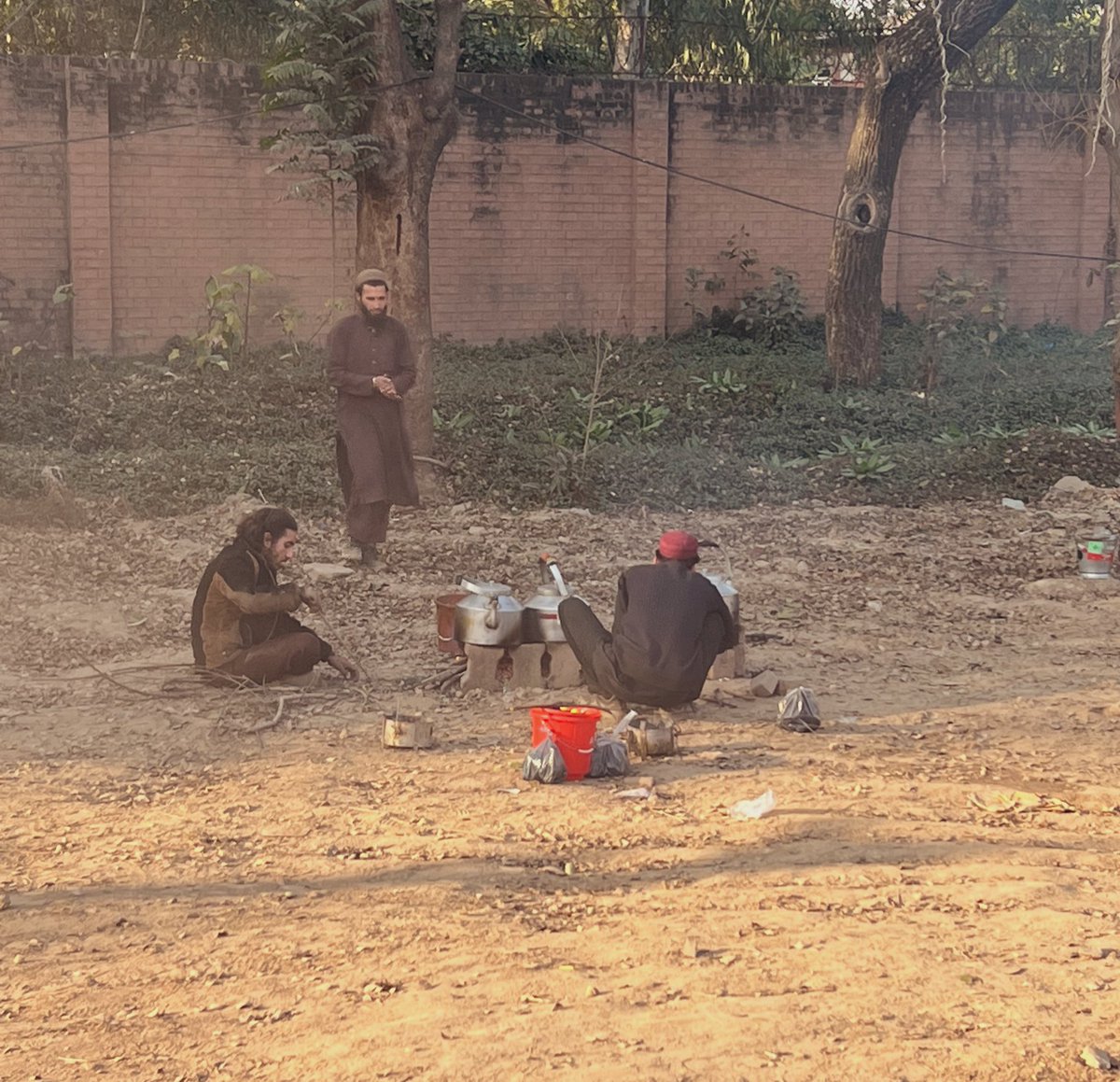 iRaiSaqib's tweet photo. زمان پارک کے باہر پٹھان بھائی قہوہ بنا رہے اپنا۔ https://t.co/nSYMdPMGJj