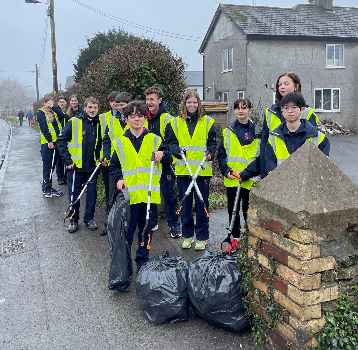 Year 9 pupils continue to volunteer for #TidyTavi as part of their #DofE programme. Another group is also helping to keep #Yelverton Play Park clean and tidy.
#volunteering
