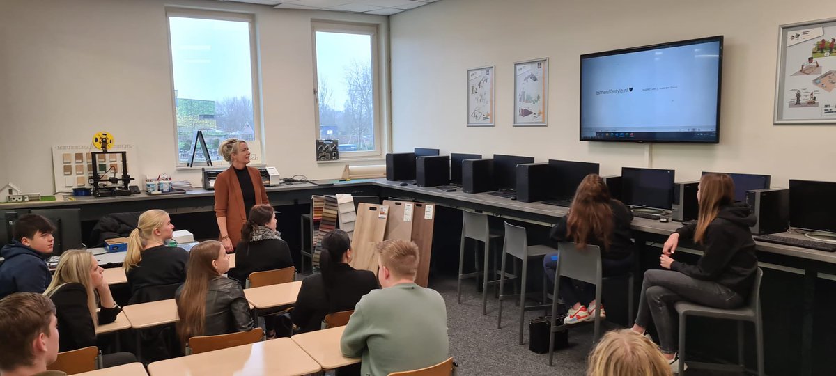 LiudgerSpl's tweet photo. Leerlingen van bk4 krijgen tijdens hun vrij te kiezen keuzedeel. Les van een echte interieurstylist. Tijdens de module interieurdesign en ontwerp is het ontwerpen van een inrichting  onderdeel van de lessen. #drachten @lc_nl @frieschdagblad @dvhn_nl @actiefmedia @_Smallingerland https://t.co/V8ZhB47nFu
