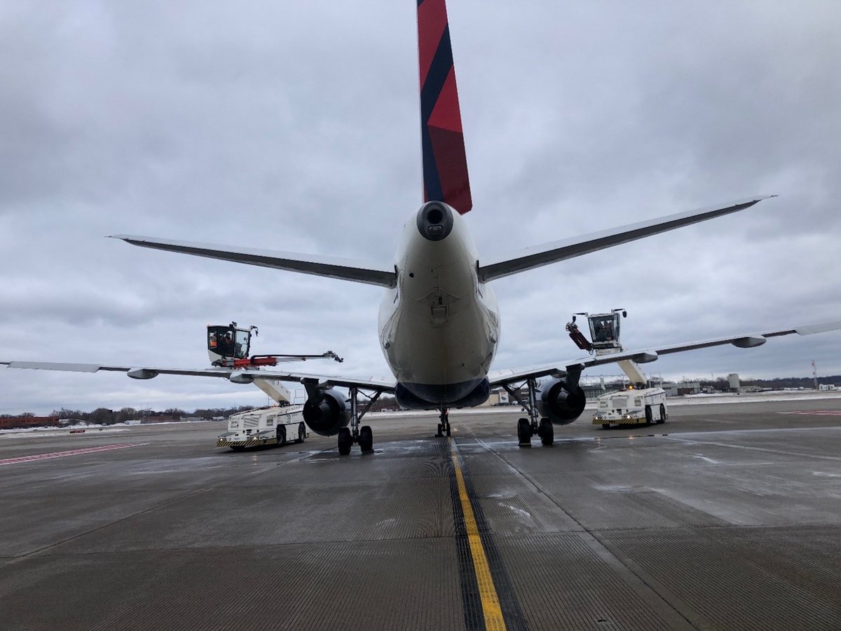 ¿Sabes cómo se quita el hielo de los aviones? Descúbrelo con este “backstage” contado por <a href="/Delta/">Delta</a>. Cómo operar vuelos seguros en invierno: sergat.com/es/delta-expli…