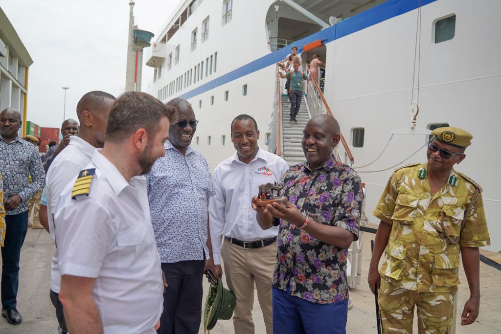 magicalkenya's tweet image. This morning, the MV World Odyssey cruise ship called on the Port of Mombasa with 620 passengers and 175 crew members on board.Tourism PS @Ololtuaa joined other dignitaries in receiving the cruise ship.
#magicalkenya
#RediscoverTheMagic