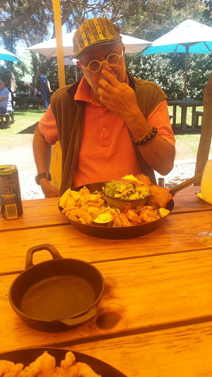 BryanTorien's tweet image. Out on Clarence Drive for lunch. Treat your mum while you can. #MomFirst