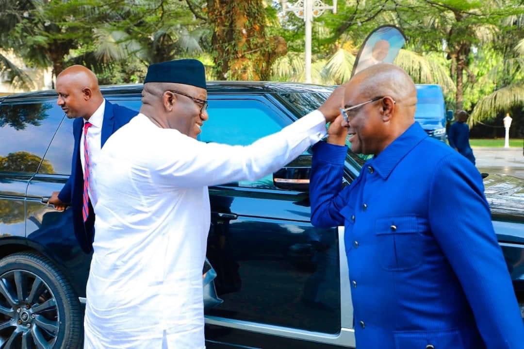 only1topboyy's tweet photo. BREAKING:

President Olusegun Obasanjo, Governor Kayode Fayemi and other Leaders have just arrived the country home of Governor Nyesom Wike in Port Harcourt. https://t.co/qO53WY0M0N