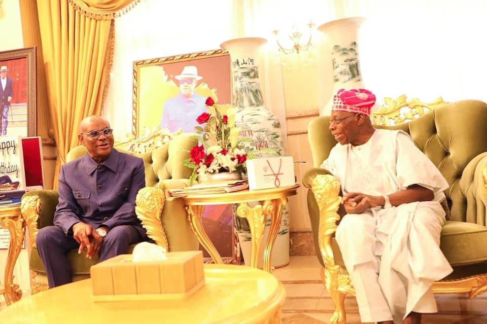 only1topboyy's tweet photo. BREAKING:

President Olusegun Obasanjo, Governor Kayode Fayemi and other Leaders have just arrived the country home of Governor Nyesom Wike in Port Harcourt. https://t.co/qO53WY0M0N