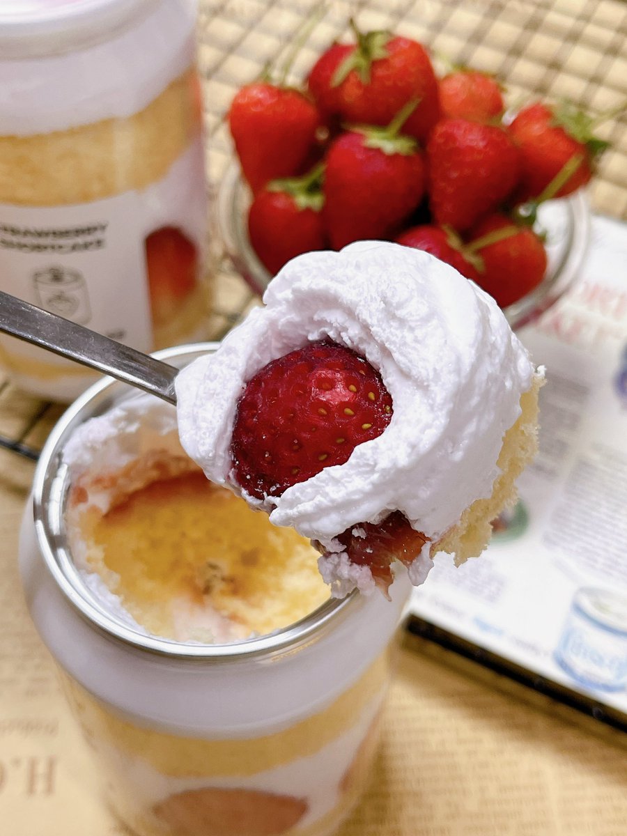 timefortasty_gp's tweet photo. ละมุนแบบเกินต้าน ✨ สตรอว์เบอร์รีเค้กครีมสดกระป๋อง by Cannedcake Project 🍓 

พูดเลยว่าอร่อย ���ะมุน เข้ากันสุดๆ ทั้งเนื้อเค้ก ซอสสตอฯ ครีมสด ทานแล้วฟินมากจริง! 💓 กระป๋องละ 139 บาทเท่านั้น ซื้อเป็นของฝากก็น่ารัก ซื้อทานเองก็เริ่ด! 😍 แนะนำเลย

💖 IG: cannedcake_project นะงับ! https://t.co/KcEeQmteZd