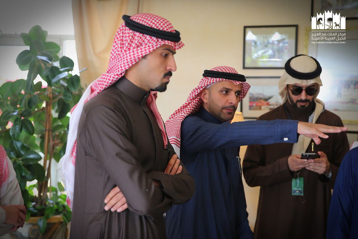 قام صاحب السمو الملكي الأمير سلطان بن عبدالله بن عبدالعزيز مالك مربط سما نجد بجولة في متحف  #مركز_الملك_عبدالعزيز_للخيل وتسلم سموه هدية تذكارية من مدير عام المركز (درع طرفة) وهي الفرس التي أهداها الملك عبدالعزيز كتتويج للملك جورج السادس ملك بريطانيا عام ١٩٣٧م.