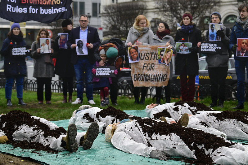 foeeurope's tweet photo. 🧵1
Activists staged a die-in @Europarl_EN yesterday to commemorate the Brumadinho dam collapse that killed 272 people in '19
🕯️We demand justice for the workers & families that were buried beneath corporate greed & negligence
#ForçaBrumadinho #Holdbizaccountable #ValeAssassina https://t.co/7UoRAPAEOA