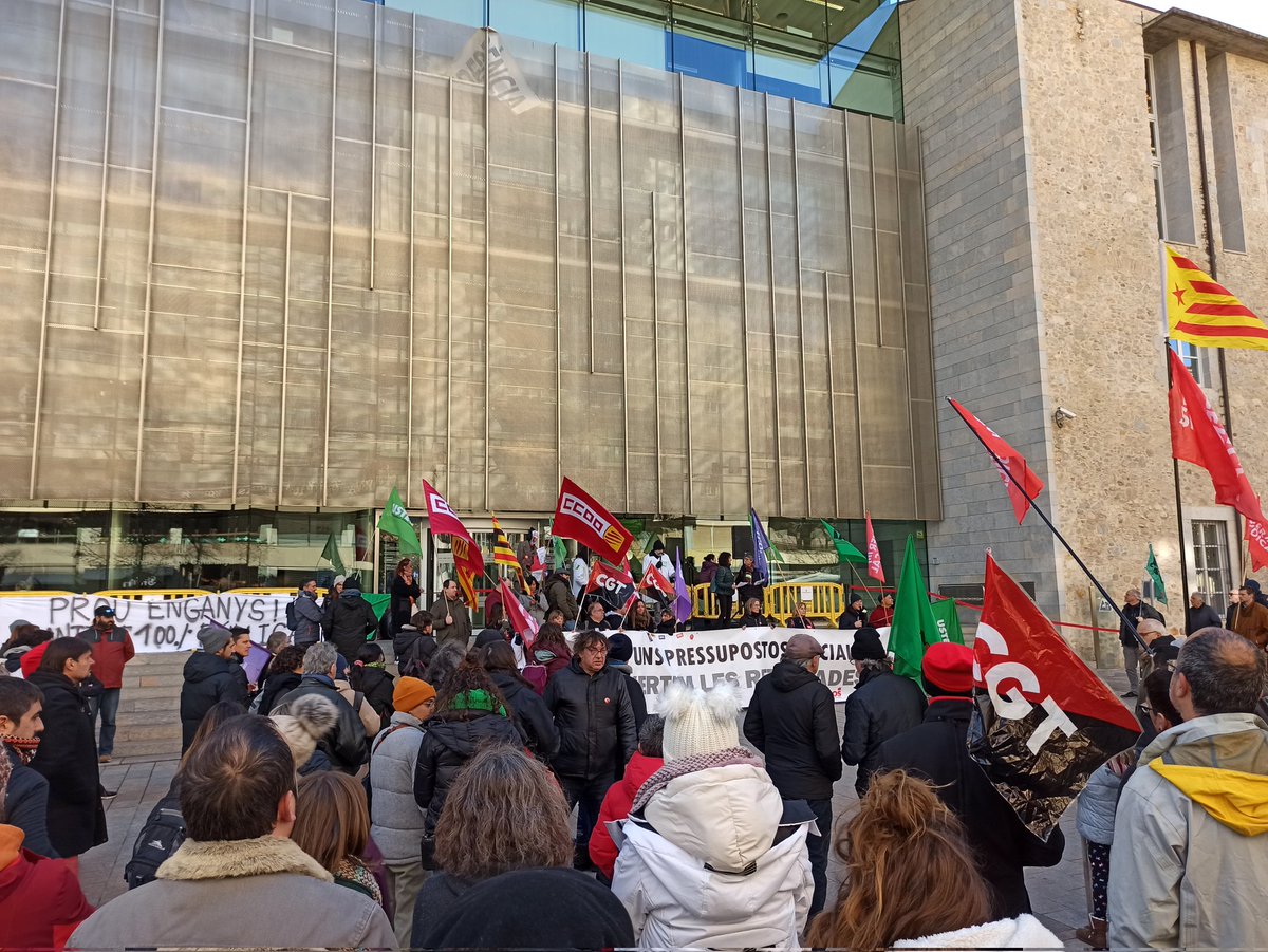 Andreu Vinyals (@avinyals) on Twitter photo #VagaEducacioSanitat Demà tornarem a les aules i centres sanitaris però la lluita no acaba aquí. Ja n'hi ha prou d'imposicions i mentides! El vaixell s'enfonsa i el <a href="/govern/">Govern de Catalunya</a> acusa els professionals de no treure prou aigua! No feu negoci amb la precarietat, ens hi juguem molt! #VagaEducacioSanitat Demà tornarem a les aules i centres sanitaris però la lluita no acaba aquí. Ja n'hi ha prou d'imposicions i mentides! El vaixell s'enfonsa i el <a href="/govern/">Govern de Catalunya</a> acusa els professionals de no treure prou aigua! No feu negoci amb la precarietat, ens hi juguem molt!