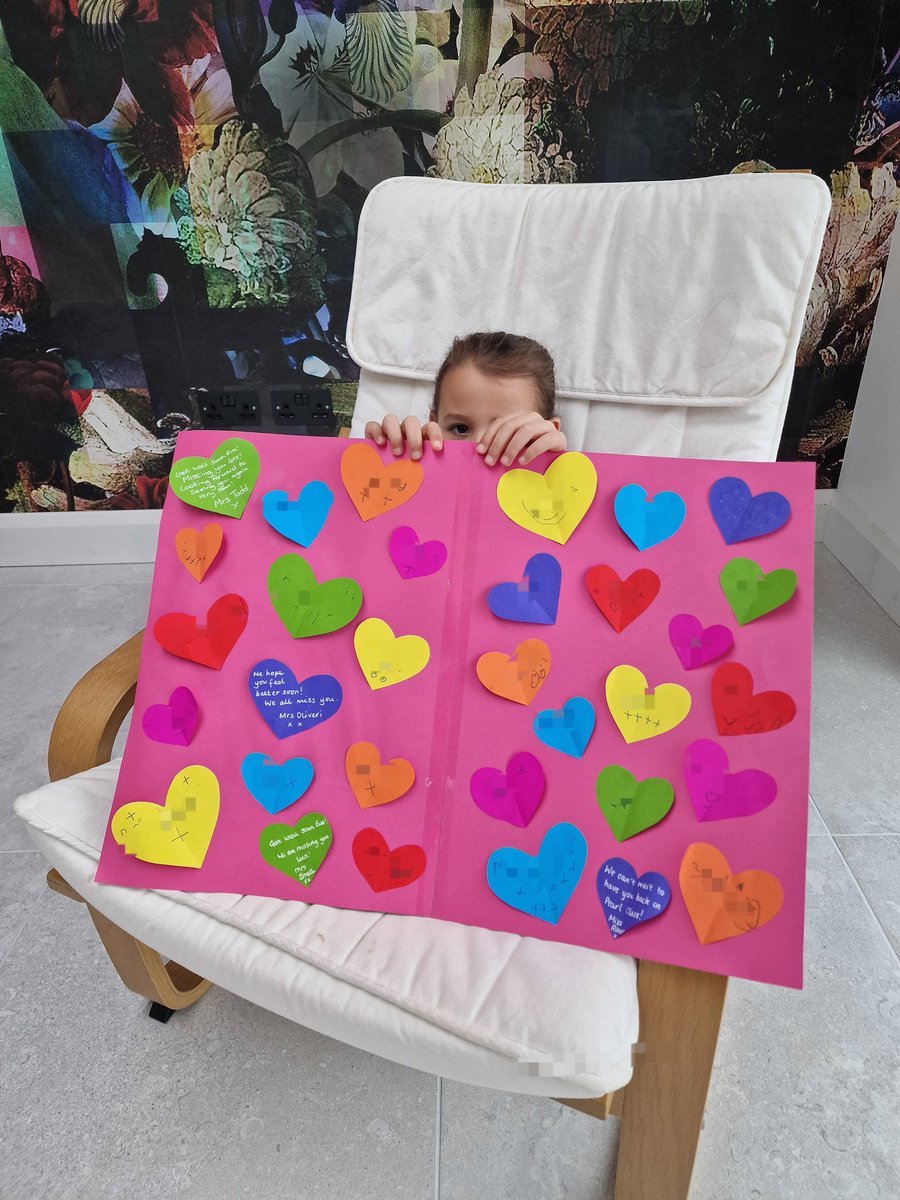 Who is hiding behind this lovely card? 🙂 Eva is sending hugs&kisses to all her classmates and teachers from Pearl class @LoosePrimary. She loves the 🌈 card and all the colourful hearts with your names and messages. 
She misses you all.
Thank you! 🤗
