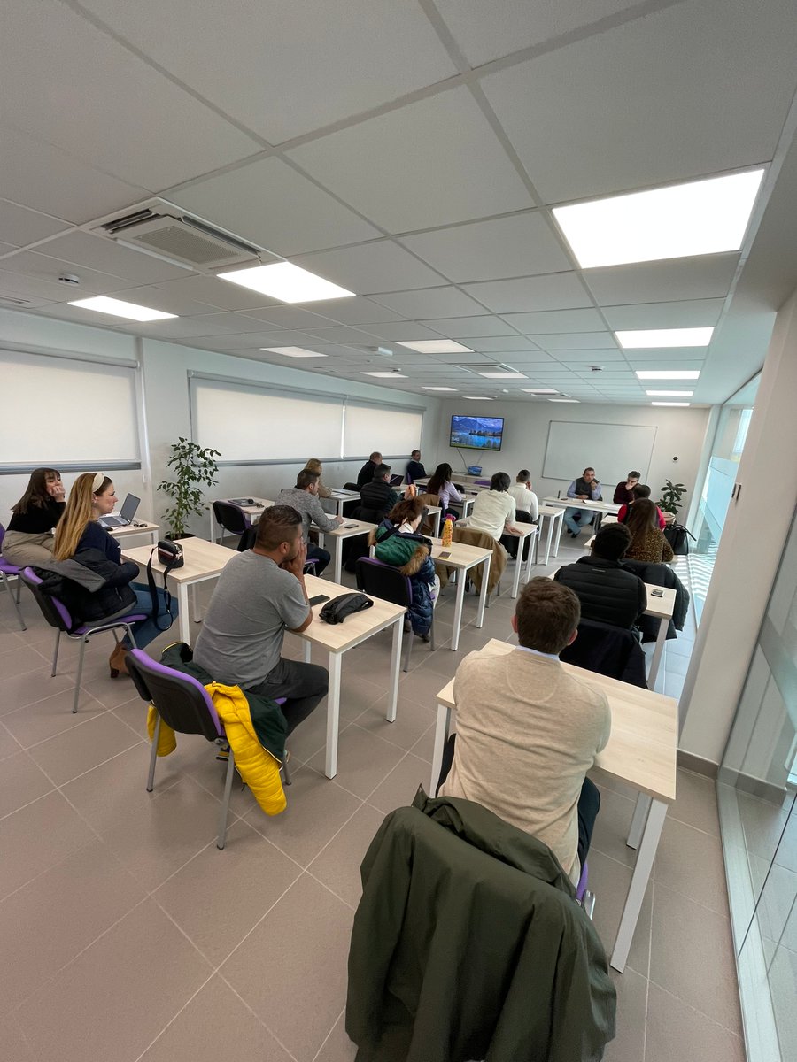 FivVillaverde's tweet image. Iniciamos la sesión de #Networking con la sala llena de empresas con proyectos y línea de negocio de gran proyección.

🔊Hablamos sobre la línea de ayudas que ha aprobado @MADRID, 3M€, para apoyar a la industria madrileña.

Gracias por la acogida, juntos hacemos #industria 🚀 🚀