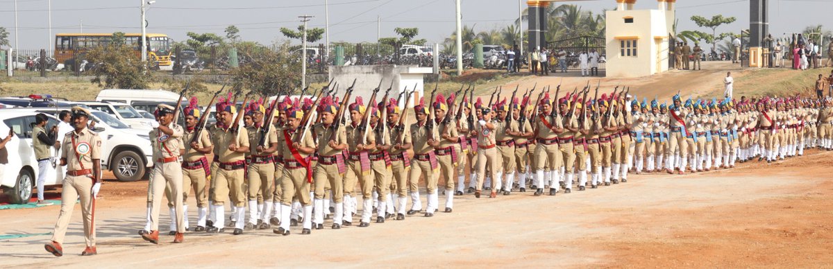 chnpolice's tweet photo. ಈ ದಿನ ಜಿಲ್ಲಾಡಳಿತ ವತಿಯಿಂದ ಡಾ:ಬಿ.ಆರ್. ಅಂಬೇಡ್ಕರ್ ಕ್ರೀಡಾಂಗಣದಲ್ಲಿ ಆಯೋಜಿಸಿದ 74 ನೇ ಗಣರಾಜ್ಯೋತ್ಸವ ದಿನಾಚರಣೆ ಕಾರ್ಯಕ್ರಮದಲ್ಲಿ ಭಾಗವಹಿಸಲಾಯಿತು. ಜಿಲ್ಲಾ ಉಸ್ತುವಾರಿ ಸಚಿವರು, ಶಾಸಕರು, ಜಿಲ್ಲಾಧಿಕಾರಿಗಳು ಹಾಗೂ ಇತರೇ ಜಿಲ್ಲಾ ಮಟ್ಟದ ಅಧಿಕಾರಿಗಳು ಉಪಸ್ಥಿತರಿದ್ದರು. #TPShivakumarIPS #SPchamarajanagar https://t.co/anS2Qh99gS