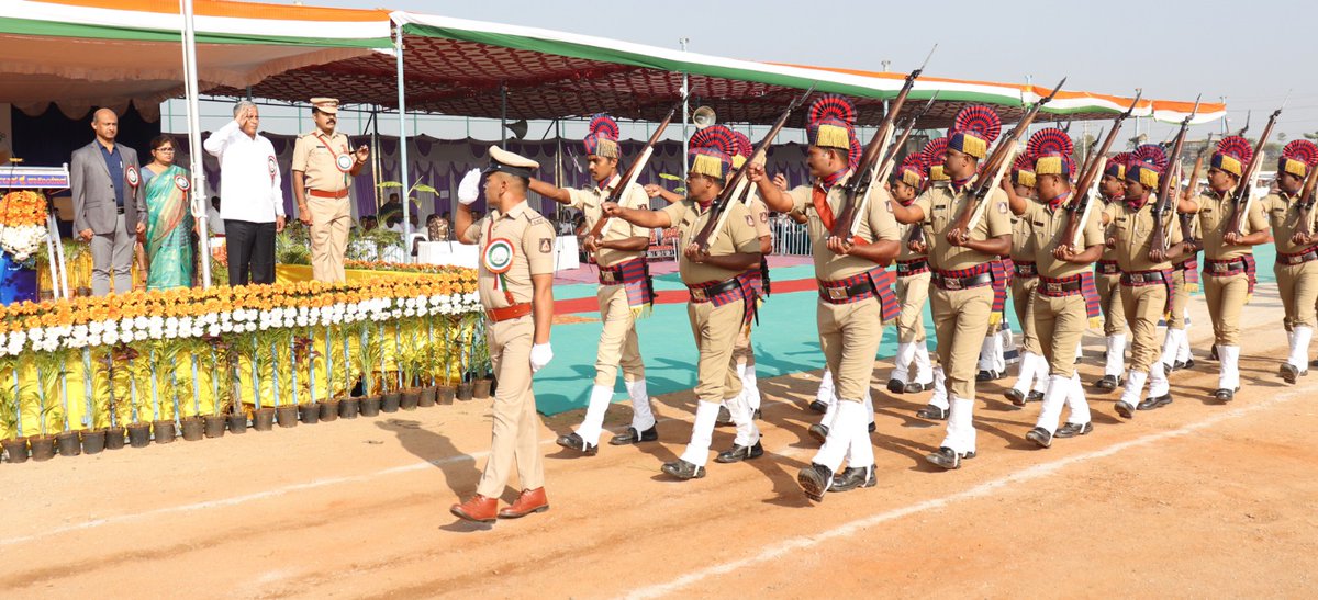 chnpolice's tweet photo. ಈ ದಿನ ಜಿಲ್ಲಾಡಳಿತ ವತಿಯಿಂದ ಡಾ:ಬಿ.ಆರ್. ಅಂಬೇಡ್ಕರ್ ಕ್ರೀಡಾಂಗಣದಲ್ಲಿ ಆಯೋಜಿಸಿದ 74 ನೇ ಗಣರಾಜ್ಯೋತ್ಸವ ದಿನಾಚರಣೆ ಕಾರ್ಯಕ್ರಮದಲ್ಲಿ ಭಾಗವಹಿಸಲಾಯಿತು. ಜಿಲ್ಲಾ ಉಸ್ತುವಾರಿ ಸಚಿವರು, ಶಾಸಕರು, ಜಿಲ್ಲಾಧಿಕಾರಿಗಳು ಹಾಗೂ ಇತರೇ ಜಿಲ್ಲಾ ಮಟ್ಟದ ಅಧಿಕಾರಿಗಳು ಉಪಸ್ಥಿತರಿದ್ದರು. #TPShivakumarIPS #SPchamarajanagar https://t.co/anS2Qh99gS