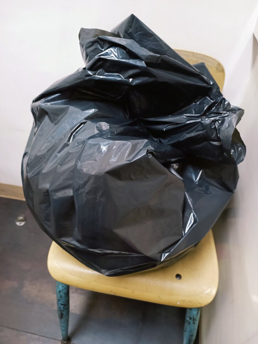 b_Xtiannnnn's tweet photo. What's inside the garbage bag? 🤔🗑️☀️
#GarbageMorning @garbagefriends https://t.co/5ErwZJrRpy