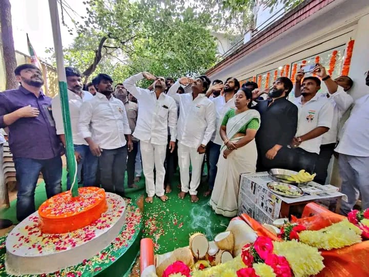 kavyakalyanm's tweet photo. హైదరాబాద్,ప్రసాశన్ నగర్ లోని JanaSena Party కేంద్ర కార్యాలయంలో ఘనంగా గణతంత్ర దినోత్సవ వేడుకలు.జాతీయ పతాకం ఎగరేసిన తెలంగాణ రాష్ట్ర ఇంఛార్జి శ్రీ నేమూరి శంకర్ గౌడ్ గారు.
నేను సైతం .

M.కావ్య ముదిరాజ్
సనత్ నగర్ నియోజకవర్గ కోఆర్డినేటర్
#RepublicDay https://t.co/0NF93JJSgs