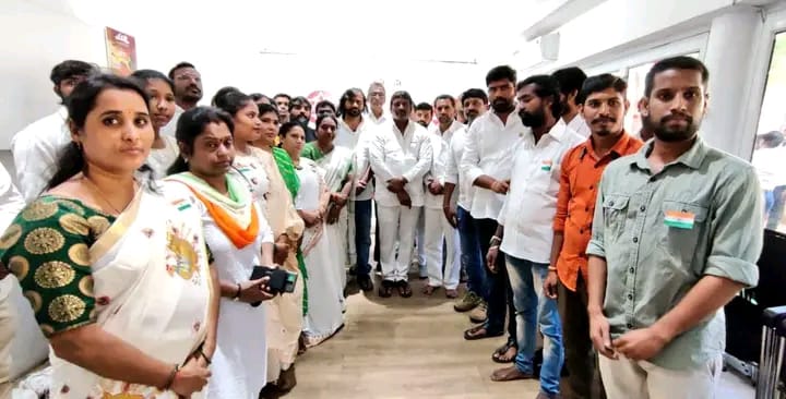 kavyakalyanm's tweet photo. హైదరాబాద్,ప్రసాశన్ నగర్ లోని JanaSena Party కేంద్ర కార్యాలయంలో ఘనంగా గణతంత్ర దినోత్సవ వేడుకలు.జాతీయ పతాకం ఎగరేసిన తెలంగాణ రాష్ట్ర ఇంఛార్జి శ్రీ నేమూరి శంకర్ గౌడ్ గారు.
నేను సైతం .

M.కావ్య ముదిరాజ్
సనత్ నగర్ నియోజకవర్గ కోఆర్డినేటర్
#RepublicDay https://t.co/0NF93JJSgs
