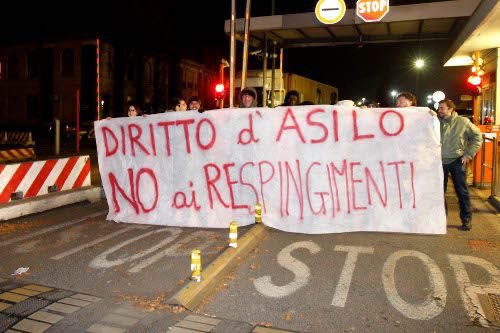 RescueMed's tweet photo. 📺 "I respingimenti nei porti italiani dei profughi sui traghetti dalla Grecia sono una pratica inumana. Tutti devono essere accolti."

Da #Venezia la denuncia di Mediterranea al @TgrRaiVeneto 👇🏾

https://t.co/qpko0qeTPt https://t.co/OaubWS1HfF
