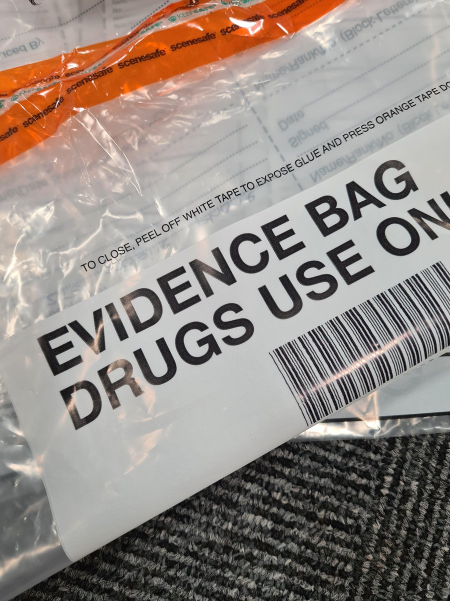 HumberbeatHULL's tweet photo. Acting on information from the public about drug dealing and anti-social behaviour, a misuse of drugs warrant was executed in Alaska Street, Hull. Suspected class A drugs and stolen cycles were seized. A male is in our custody. 
#HullEast  #Drypool  #NeighbourhoodPolicingWeek https://t.co/1iZjbtXYze