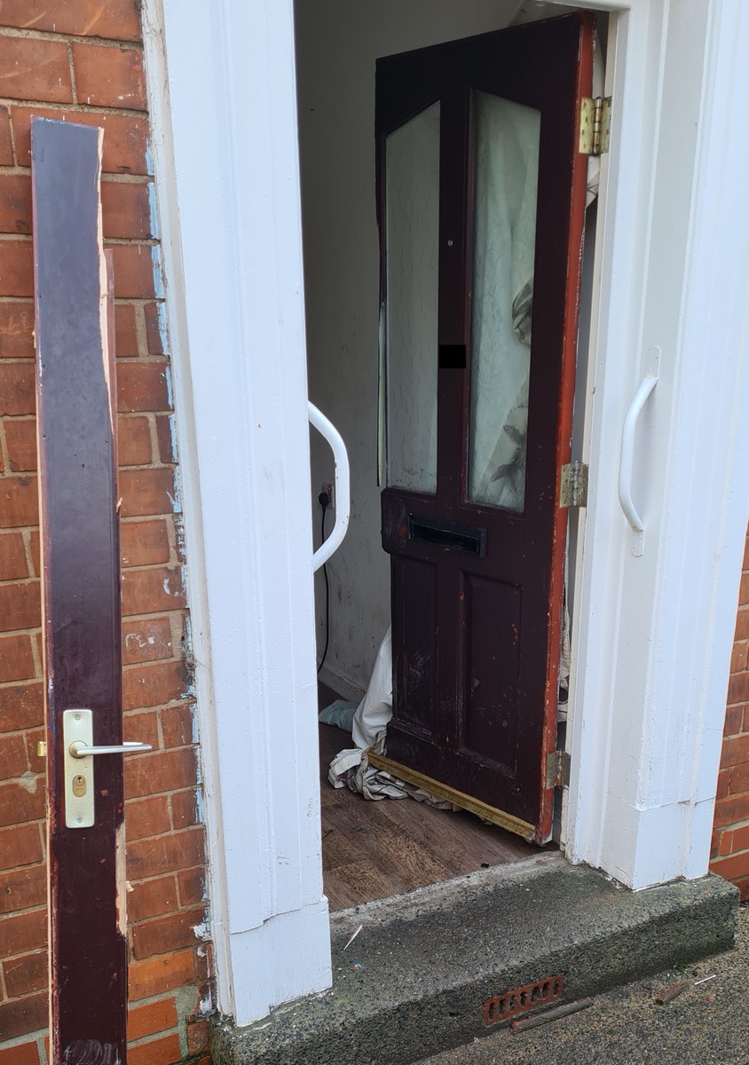 HumberbeatHULL's tweet photo. Acting on information from the public about drug dealing and anti-social behaviour, a misuse of drugs warrant was executed in Alaska Street, Hull. Suspected class A drugs and stolen cycles were seized. A male is in our custody. 
#HullEast  #Drypool  #NeighbourhoodPolicingWeek https://t.co/1iZjbtXYze
