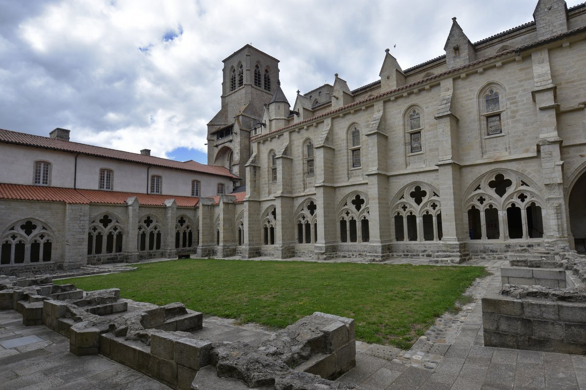 Fest_ChaiseDieu's tweet photo. [Infos Pratiques] 
- le 15/04 : la billetterie ouvrira pour les membres de l'Association "Festival de La Chaise-Dieu" 
- le 27/04, la billetterie sera accessible au grand public. 
https://t.co/tD2bysopfh / reservation@chaise-dieu.com / 04 71 00 01 16
#chaisedieu #billetterie https://t.co/KxkKyxaIA8