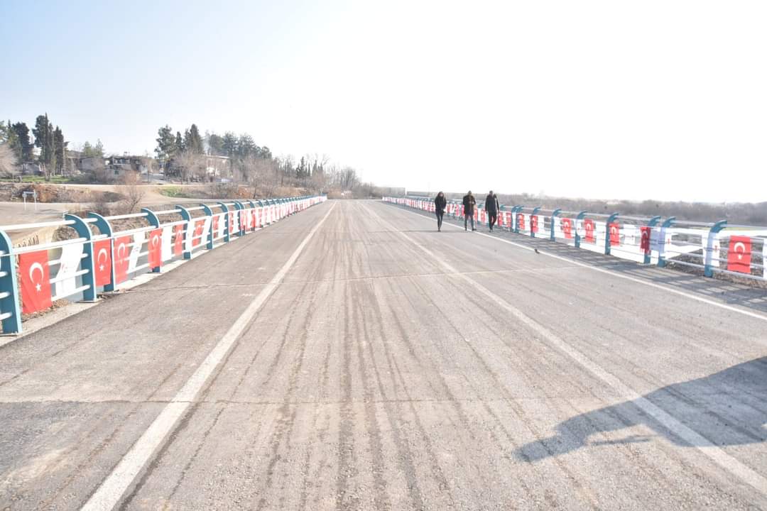 Bir dizi ziyaretler, açılışlar ve incelemelerde bulunmak üzere ilçemize gelen Kahramanmanmaraş Büyükşehir Belediye Başkanımız Hayrettin GÜNGÖR ile birlikte;
 15 mahalleyi birbirine bağlayan 100 metre uzunluğunda ve 12 metre genişliğindeki köprünün açılışı gerçekleştirildi.