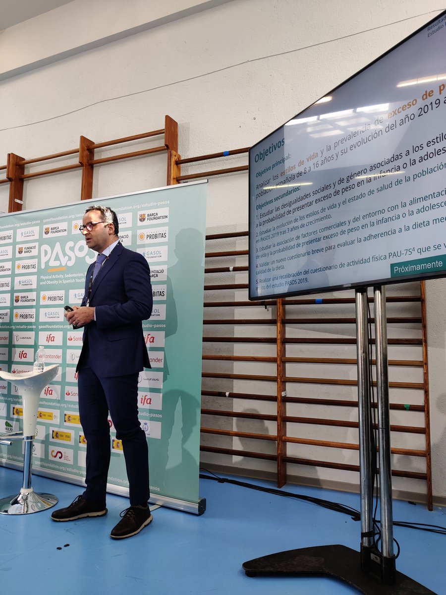 El Dr. <a href="/SantiGomez_SF/">Santi F. Gómez</a>, director global de Investigación y Programas de la #GasolFoundation, presenta los resultados preliminares del #EstudioPASOS:

📈 32,2 % de menores de 8 a 16 años declaran sentirse preocupados, tristes o infelices.