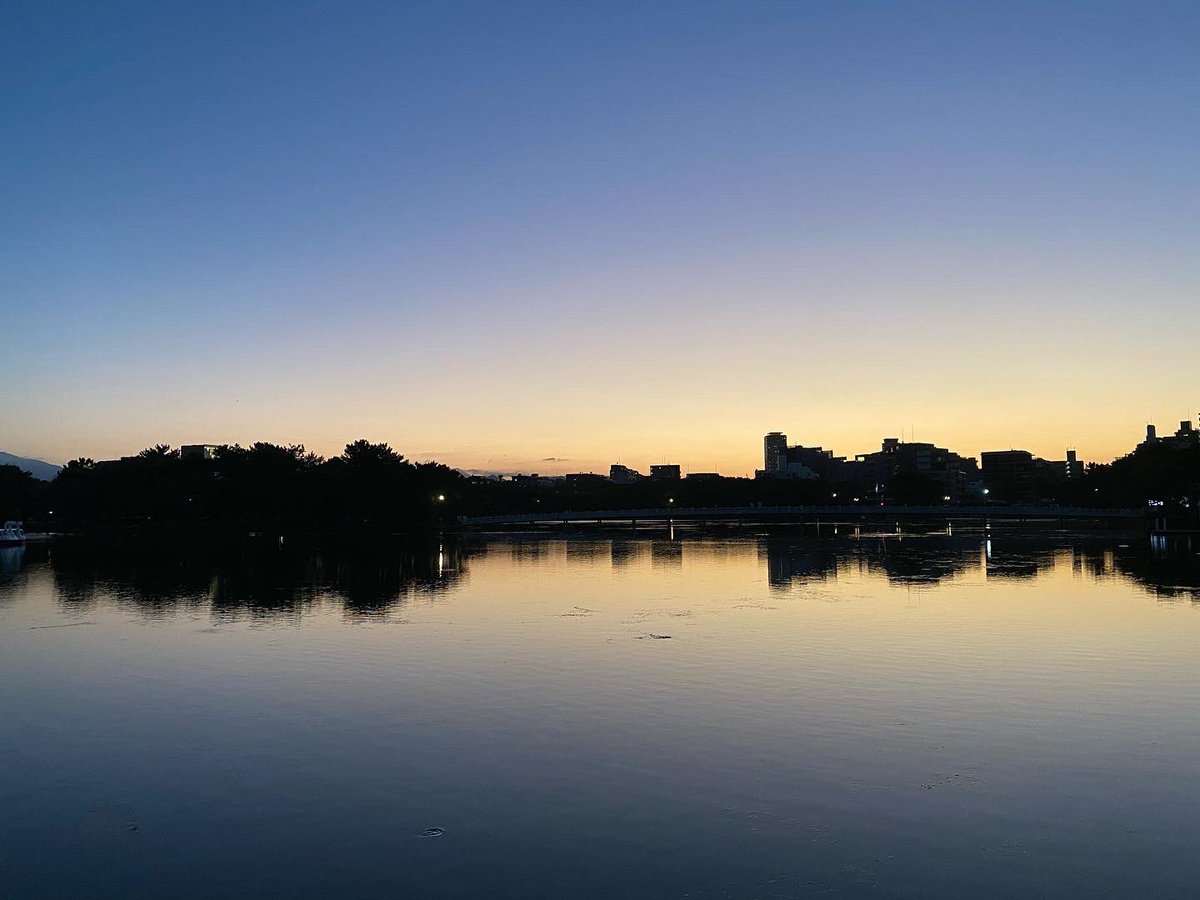 anock_212's tweet photo. 昼と夜の境界線
Border between noon and night
#境界線 #夕方 #水鏡 #水鏡に映る景色 #風景写真 #border #evening #reflectioninwater #reflectionofthescenery #thesurfaceofthewater #landscapephotography https://t.co/v15dMF96XX