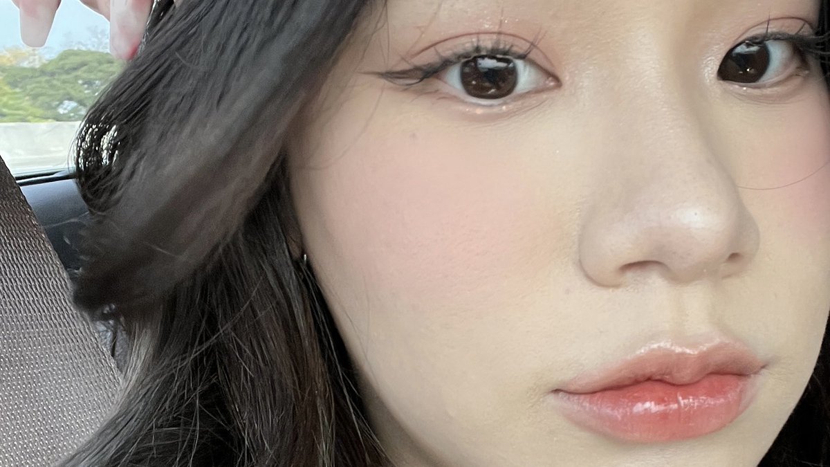 มาป้ายยา Eucerin ตัวใหม่น้อง Ultra Potection เป็นเซรั่มกันแดดที่ทาแล้วผิวใโกลว์มากๆ เราชอบที่เนื้อเค้า เป็นสีพีช ช่วยปรับสีผิวให้ไบรท์ขึ้นทันทีบางเบา ไม่เหนอะหน้าเลย ทาไว้สักพัก ก็แต่งหน้าทับได้เลย ตอนแต่งหน้าเสร็จผิวสวยมากๆ ดูสาวเกาสุดๆ