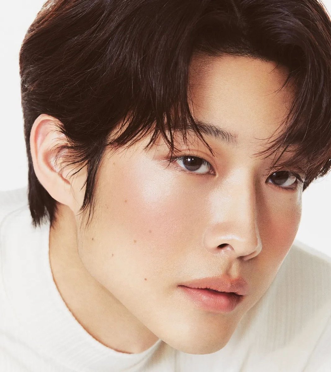 leejongwonbr's tweet photo. 📸 — TODO DIA ESSA BELEZA SURPREENDE!!!

Mais fotos do Lee Jongwon para a nova campanha da Laka, linha de cosméticos de gênero neutro.

🔗 https://t.co/3hBwGze8O1

#LeeJongWon #이종원 https://t.co/xY1naHL1UZ