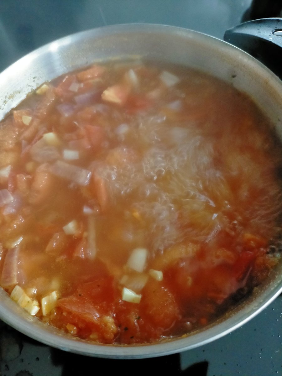 kluizenares's tweet photo. Verse tomatensoep en eiersalade in de maak. Dochter komt zo thuis. #samenlunchen https://t.co/g64uSm7NCt