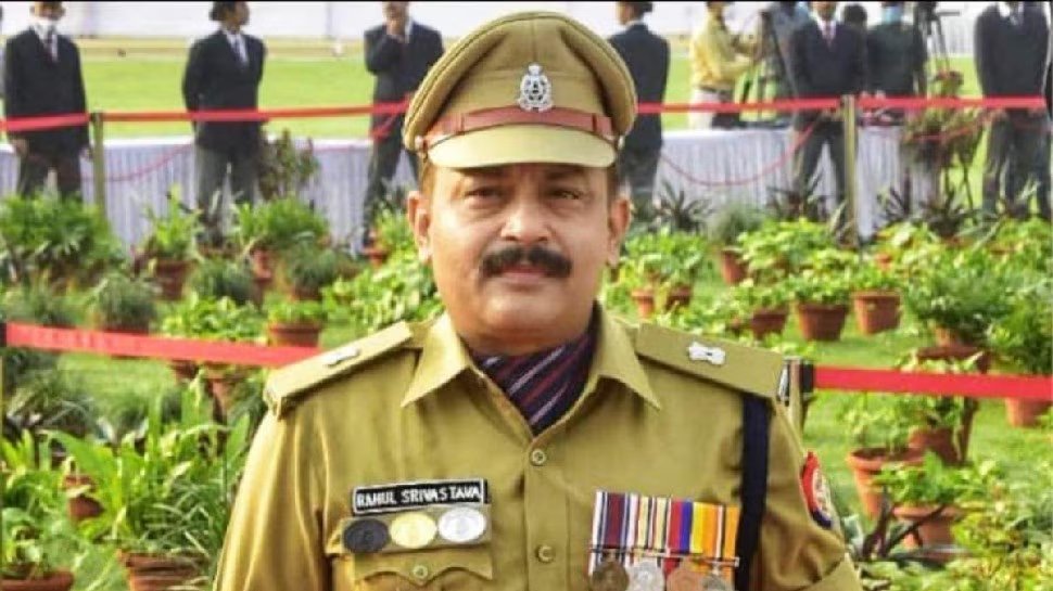 ZEEUPUK's tweet photo. यूपी पुलिस का ये SP जो देश के टॉप 22 तेजतर्रार अफसरों में चुना गया, थरथर कांपते हैं साइबर अपराधी
#SPRahulSrivastava #BestPolice #OfficerList
More Updates : https://t.co/pIT1flEMGx
Must Read : 👇👇
https://t.co/ZrsEkQTBlq https://t.co/nbpim7MwBd