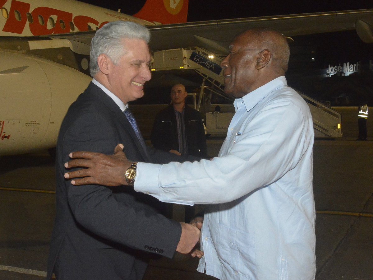 PresidenciaCuba's tweet photo. 🇨🇺| A las 9: 45 de la noche tocó tierra cubana la nave aérea en la que regresaron a la #Cuba el Primer Secretario del Comité Central del Partido y Presidente de la República, @DiazCanelB y la delegación oficial cubana que participó en la VII Cumbre de #CELAC. https://t.co/ziVy0AurDr