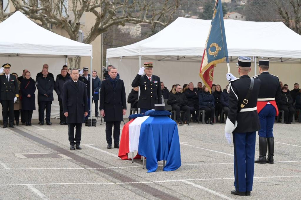 Gendarmerie's tweet photo. #Ardèche 🇫🇷 Les honneurs militaires ont été rendus au major Maximilien Maes décédé en service. Cérémonie présidée par le ministre de l'Intérieur @GDarmanin en présence du ministre du travail @olivierdussopt et du DGGN @Ch_RGZ . 
Nos pensées accompagnent sa famille et ses proches. https://t.co/lmrfdcDE8f