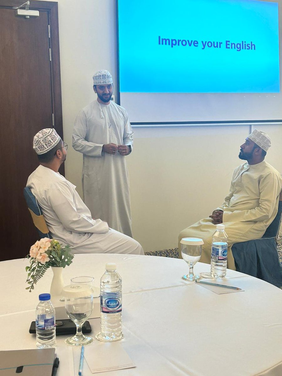 جانب من ورشة "مهارات التواصل الفعال" بقيادة المدرب سيف المنجي 
والتي تضمنت العديد من المحاور والأنشطة التفاعلية