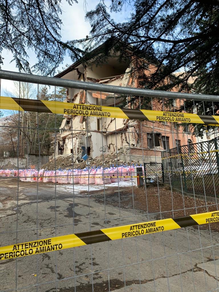 pgcletta's tweet photo. Am 05.10, Tag des überfallartigen Abrisses der #Drususkaserne in #Schlanders, wurde schnell reagiert! 🚧 Durch den erzwungenen Baustopp wurde vermutlich ein Millionschaden für die Steuerzahlenden abgewendet. 💰💸 Ein Thread 🧵 https://t.co/oSsBvS9K4Y