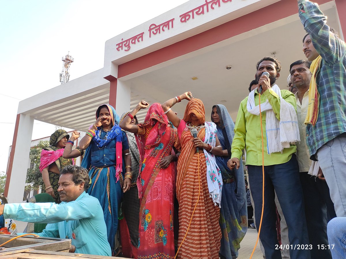 आदिवासियों के सवालों पर जिला प्रशासन हुआ फेल - कानून और उसकी प्रक्रिया के बारे में न जानने वाले प्रशासन को कहा आप कुर्सी छोड़ दीजिए, हम ही प्रशासन चलाते हैं! - जागृत आदिवासी दलित संगठन के नेतृत्व में बुरहानपुर जिले के 4000 आदिवासियों ने किया कलेक्टर का घेराव