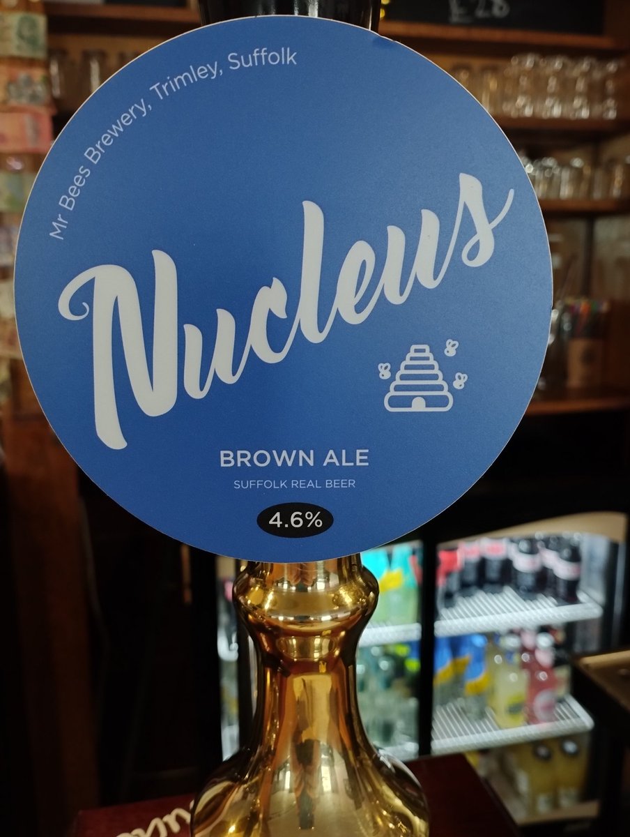 Showing off @MrBeesBrewery beautiful brown ale Nucleus today. At 4.6% it's a balanced brew of malts & leafed hops, finished with Mr bees own honey to ensure a smooth draught.
.
#stowmarket #walktothewalnut #realale #craftnotcrap
