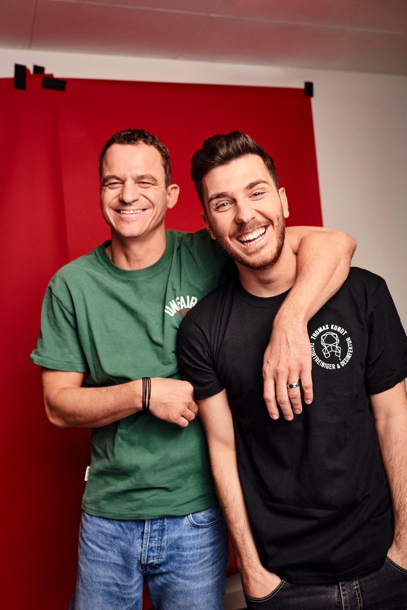 Gibt ne neue Folge Gefühlte Fakten. Diese beiden Typen (links: ich, rechts: Tarki) erzählen, warum einer von ihnen die Nacht in einem Hotel in Köln verbringen musste und fast Chef der Öl Zeitung geworden wäre. 
Überall wo es Podcasts gibt.
Spotify: 
open.spotify.com/episode/6rfd9T…