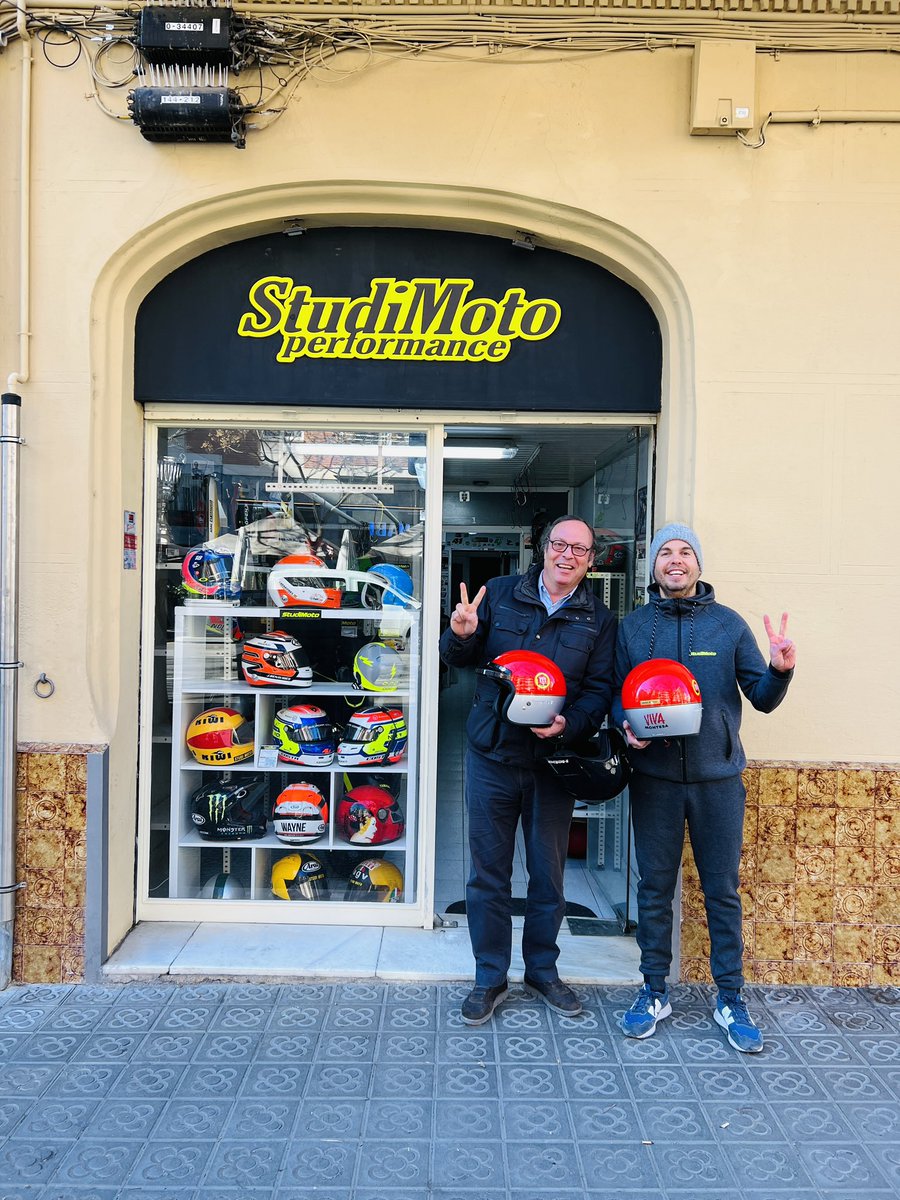 studimoto's tweet photo. Entrega a DJ JAF de 2 cascos BELL CUSTOM 500 pintados #DiseñoImpala .
El cliente Montesista ✌🏽.
(Y yo sin querer, 👍🏽 de Bultaco)
#Montesa #VivaMontesa https://t.co/nMlXUNLazP