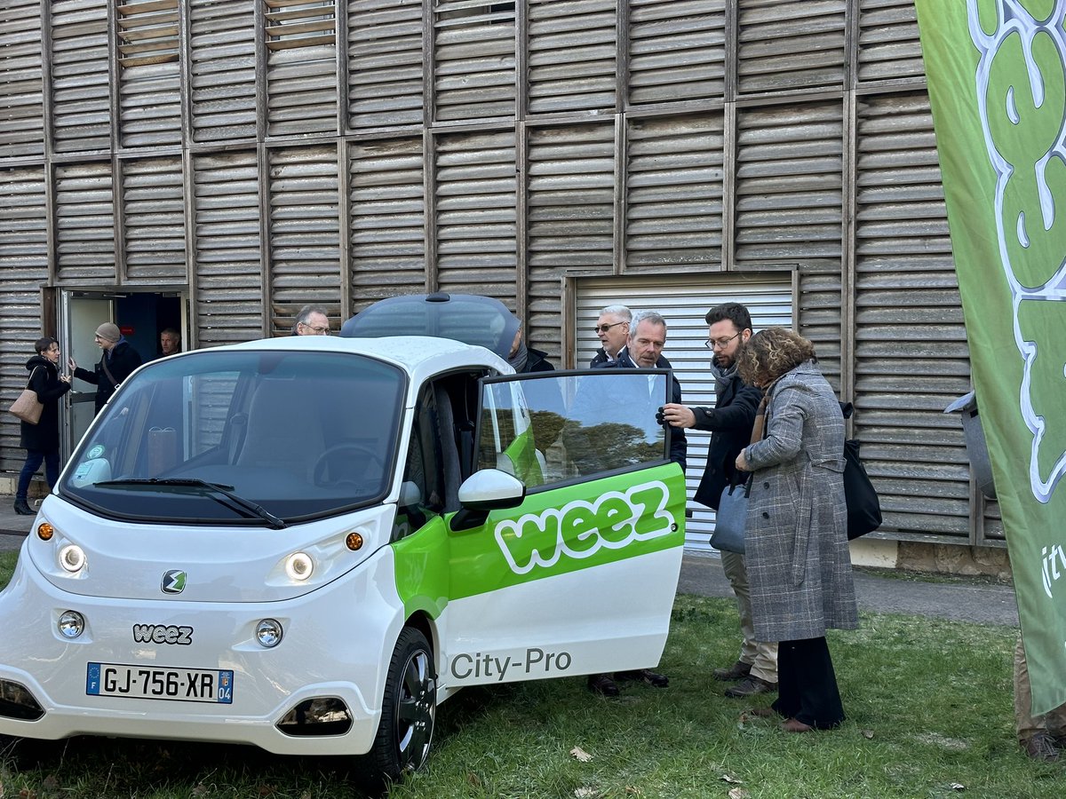 Capenergies's tweet photo. #EnDirect Nouvelle réunion du Club Mobilite @Capenergies aujourd’hui avec des échanges fructueux sur les enjeux de batteries, l’avenir des routes électriques… et avec la demonstration de la #Weez d’Eon Motors ! https://t.co/zfn8uiSobO