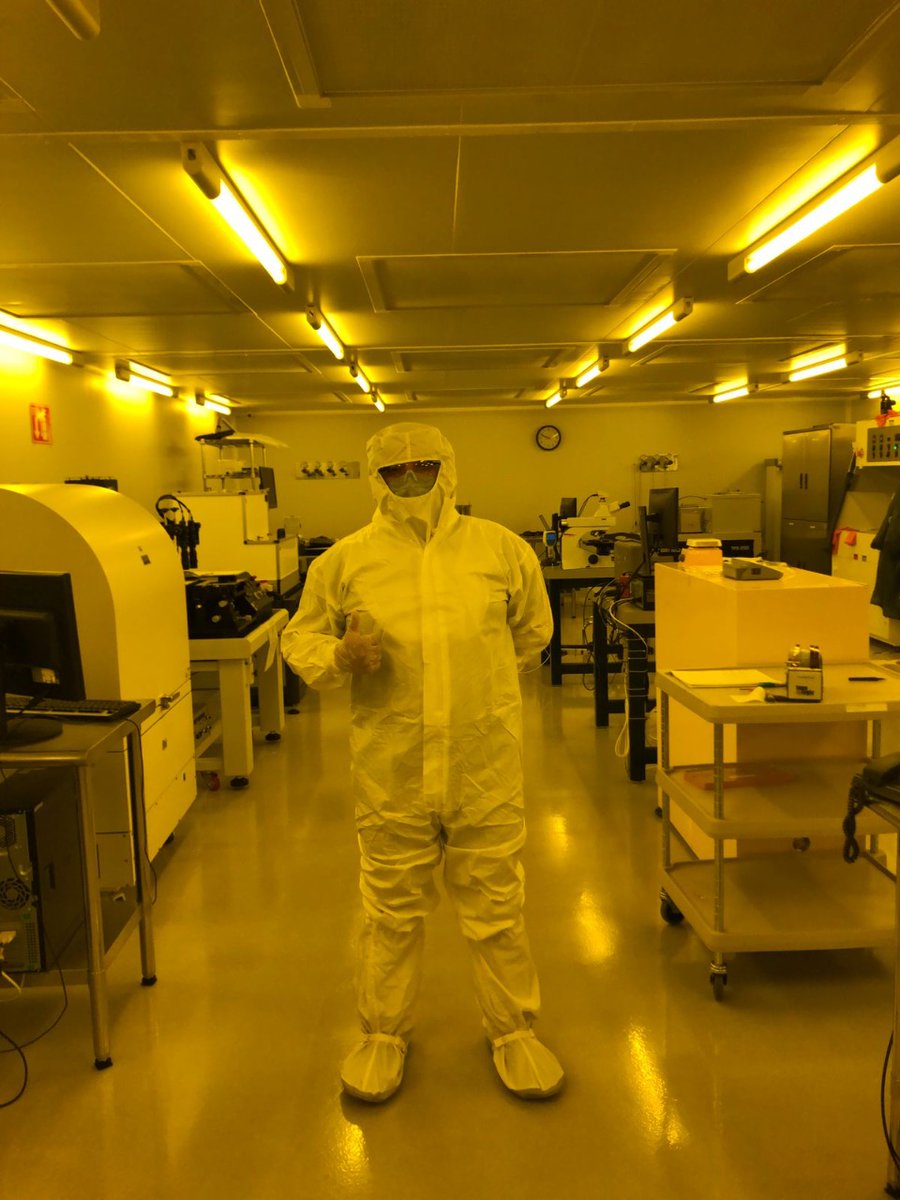 EIMCM_UIS's tweet photo. Jefersson López, estudiante del #doctorado en #IngenieríadeMateriales @UIS, realizó una pasantía de investigación en el @CNyN_UNAM. Tuvo la oportunidad de trabajar con micro y nanocomponentes en un #CuartoLimpio y caracterizarlos por #XPS. #Internacionalización #EIMCM #OrgulloUIS https://t.co/WlgdGsjyJS